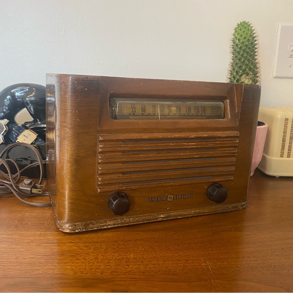 GENERAL ELECTRIC Wooden 1940s Tube Radio MODEL NO. CL541A
